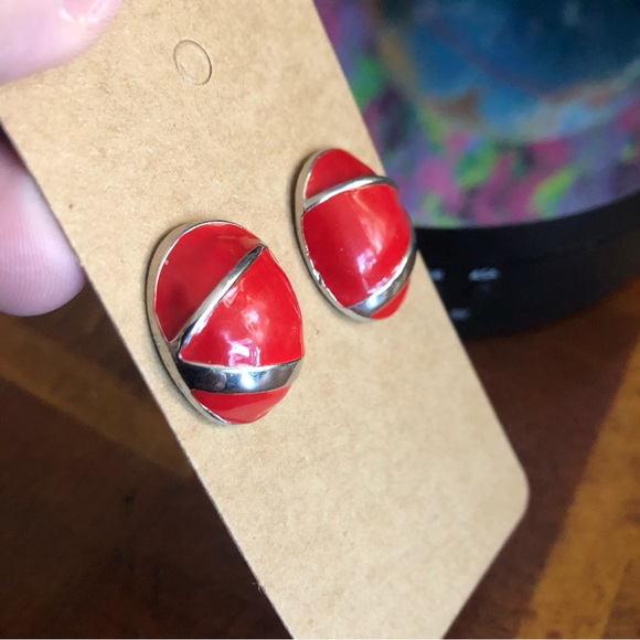 Vintage oval red enamel silver setting pierced earrings - Picture 3 of 9